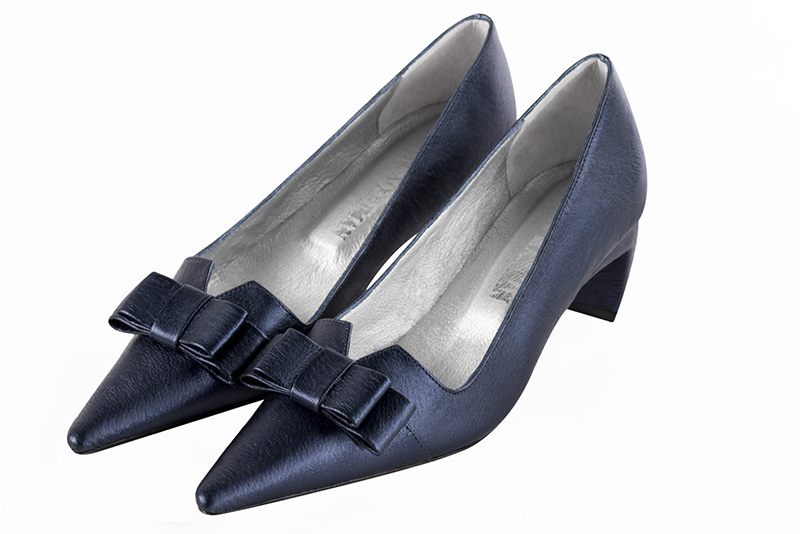 Prussian blue women's dress pumps, with a knot on the front. Pointed toe. Medium comma heels. Front view - Florence KOOIJMAN
